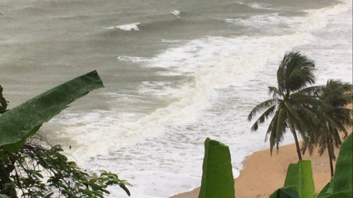 ฝนตกหนัก! ชายหาด “พังงา” คลื่นสูง-ลมเเรง เตือนนักท่องเที่ยว ห้ามลงเล่นน้ำโดยเด็ดขาด
