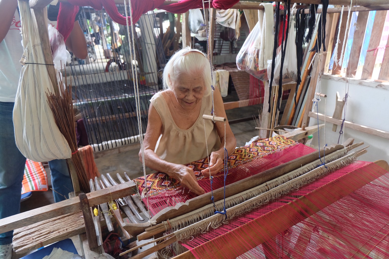 สืบสานวัฒนธรรม “ทอผ้าไหม”ชัยนาท จากรุ่นสู่รุ่น ราคาสูงสุดต่อผืนหลักเเสน นำรายได้เข้าชุมชน