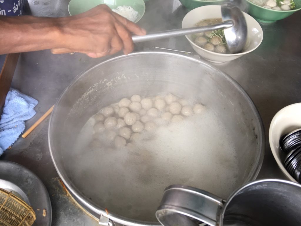 ลูกชิ้นร้านก๋วยเตี๋ยวดังจังหวัดลำปาง