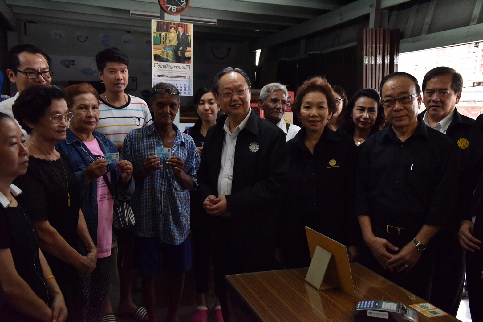 ร้านธงฟ้าประชารัฐชลบุรีพร้อมรับบัตรคนจน ‘พาณิชย์’เผยคนยังไม่รู้วิธีใช้-เครื่องรูดบัตรติดตั้งล่าช้า