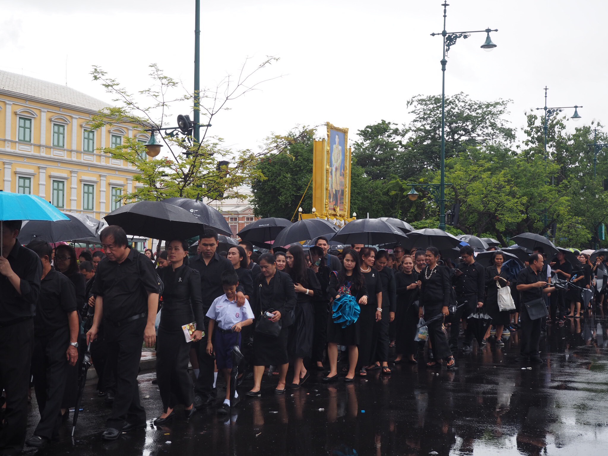 พสกนิกรหลายหมื่นคน ร่วมใจเข้าคิวสักการะพระบรมศพ ท่ามกลางสายฝน