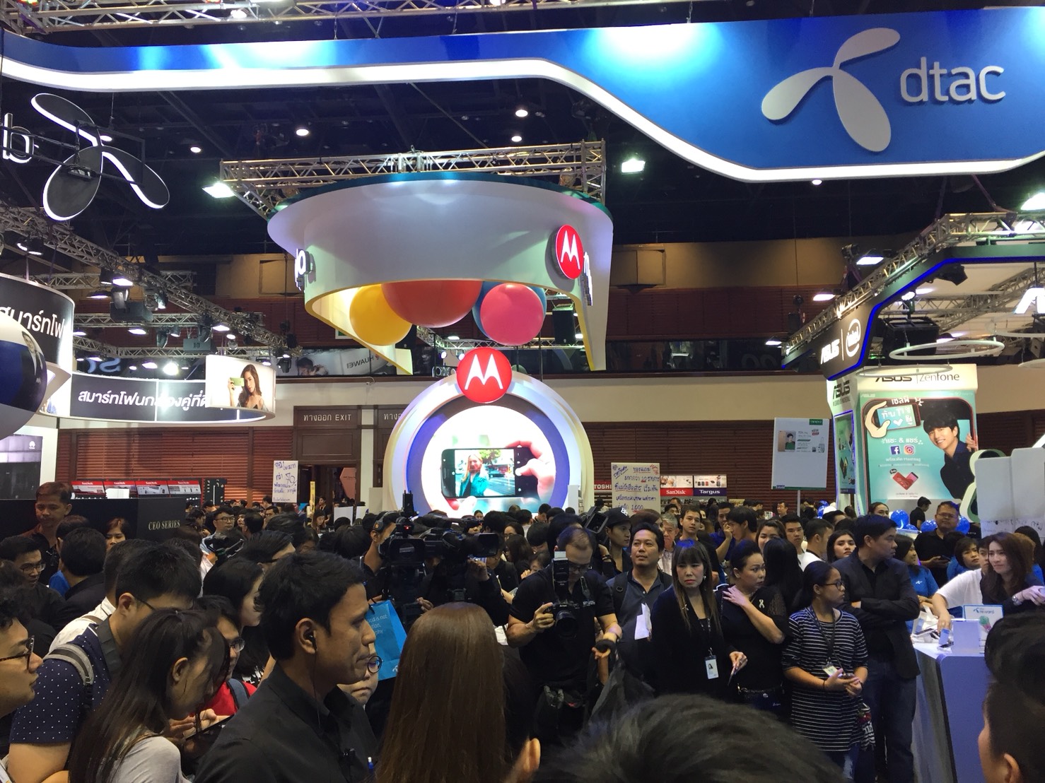 คึกคักส่งท้ายปี! เปิดฉาก Mobile Expo 2017 แบรนด์จัดเต็มดึงกำลังซื้อลูกค้า จับตาโนเกีย 3310 เปิดตัว