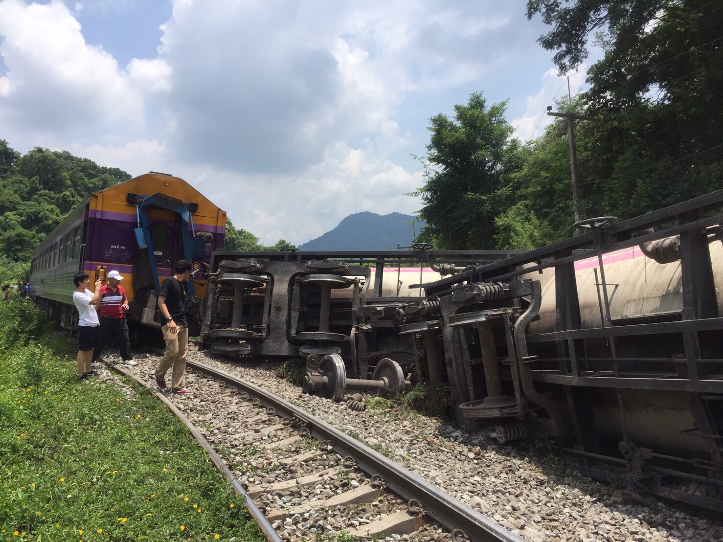 การรถไฟฯปรับเปลี่ยนเส้นทางเดินรถสายอีสานชั่วคราวรถขบวนพิเศษตกรางสถานีหินลับ – ผาเสด็จ