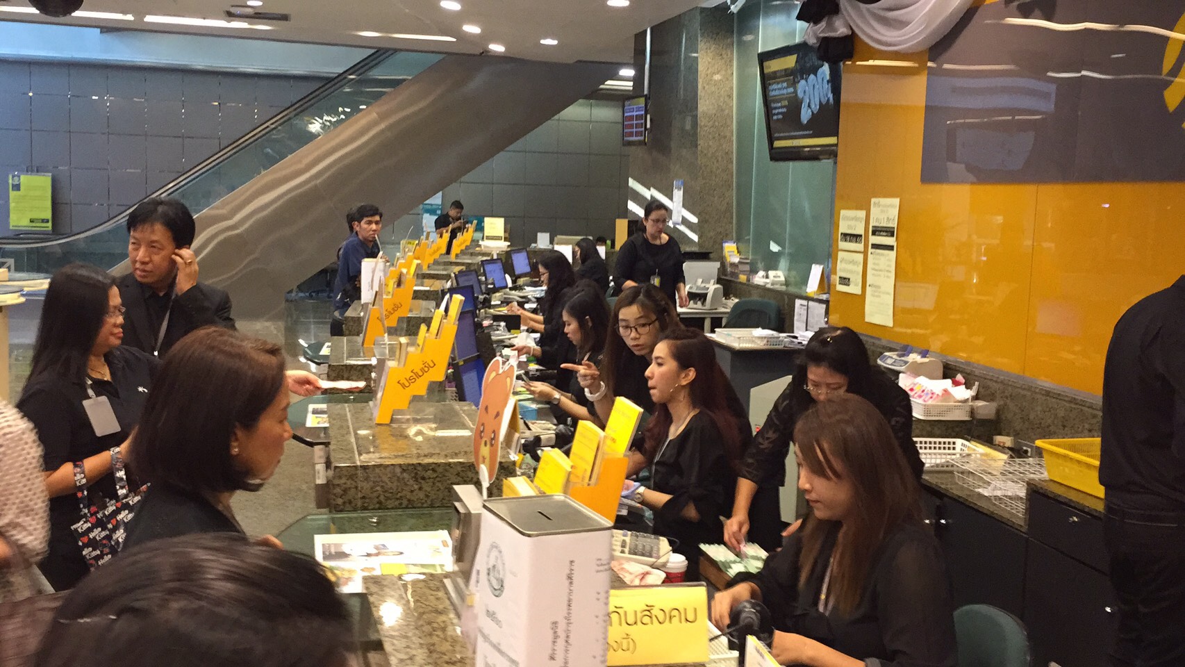 เปิดแลกธนบัตรที่ระลึกในหลวงรัชกาลที่ 9 แล้ววันนี้ทุกแบงก์ ปชช.เข้าแถวแลกคึกคัก