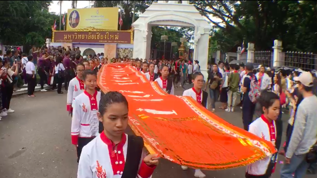 คึกคัก! มช.รับน้องขึ้นดอยนมัสการพระธาตุดอยสุเทพ จนท.แจงเลี่ยงรถติด