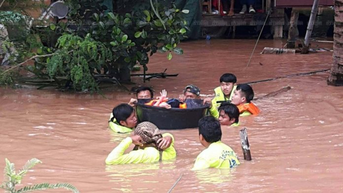 ลำบากแค่ไหนก็ลุย! เรือไม่มีต้องใช้กะละมังลอยไปช่วยยาย-หลานพิการ น้ำท่วมบ้านติดอยู่ 2 วัน