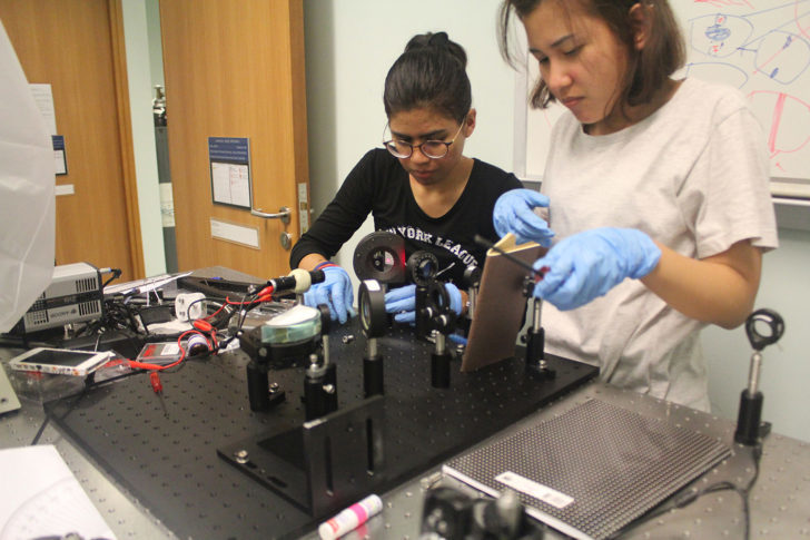 นักศึกษาที่ปฏิบัติงานใน-LAB-728x485