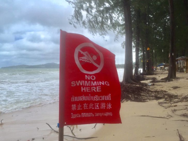 ไลฟ์การ์ดเเจ้งขอปิด 8 หาดภูเก็ต ห้ามเล่นน้ำชั่วคราวหลังคลื่นลมเเรง