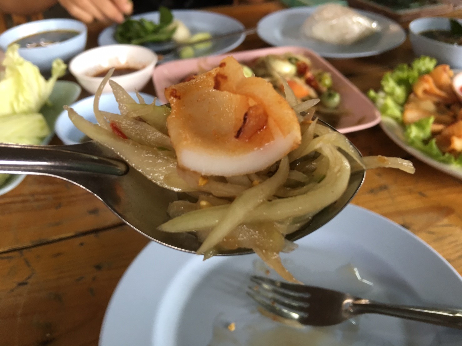 “เจ๊บุญช่วย” ตำนานส้มตำเมืองหัวหิน ไก่ย่างหนังกรอบ-หมึกแดดเดียว แซ่บกว่านี้ไม่มีอีกแล้ว