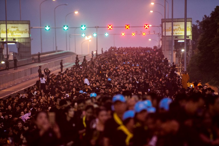 ภาพชุด: คลื่นพสกนิกรทั่วสารทิศหลั่งไหลเข้าพื้นที่โดยรอบท้องสนามหลวงตั้งแต่เช้าตรู่