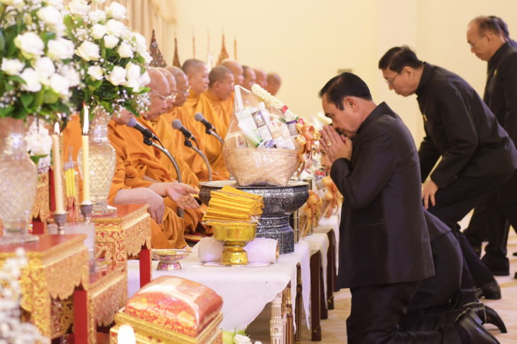 “บิ๊กตู่” นำครม.-เหล่าทัพ ทำบุญตักบาตร บำเพ็ญกุศลเพื่อถวายพระราชกุศลครบ 1 ปี วันสวรรคต