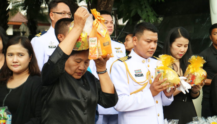 ไกลกังวล ชาวหัวหินนับพัน ร่วมตักบาตรถวายเป็นพระราชกุศล น้อมรำลึกพระมหากรุณาธิคุณ