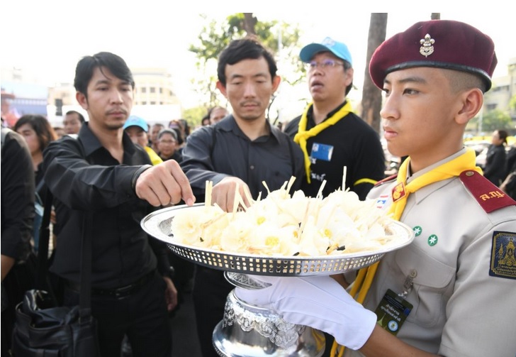 บรรยากาศประชาชนวางดอกไม้จันทน์พระเมรุมาศจำลอง กองสลาก