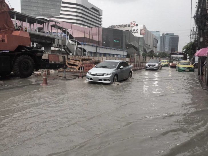 ฝนถล่ม “พญาไท-บางซื่อ-จตุจักร” ท่วม 6 จุด แยกเกษตรอ่วมสุดใช้เวลาระบายน้ำเกือบ2ชม.