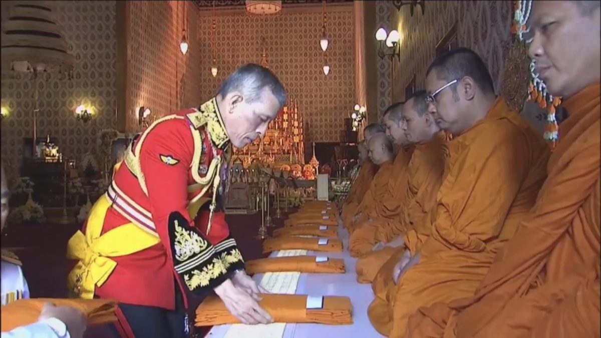 ร.10 เสด็จฯ อัญเชิญพระบรมโกศโดยริ้วขบวนพระบรมราชอิสริยยศไปยังพระเมรุมาศ