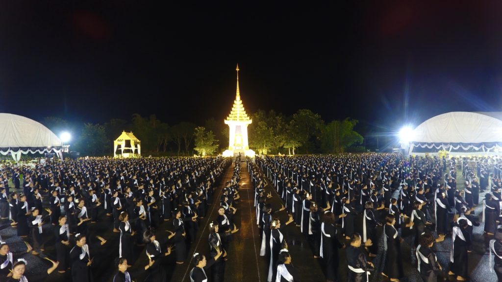ชาวเชียงรายนับแสนถวายดอกไม้จันทน์ “แม่ครูบัวเรียว” นำ 2,500 คนฟ้อนหน้าพระเมรุมาศจำลอง