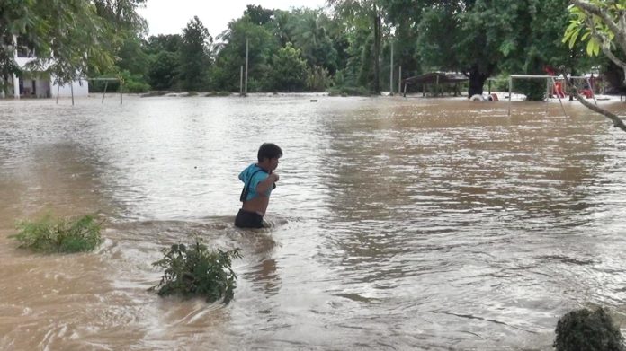 เพชรบูรณ์ฝนตกทั้งคืนน้ำป่าทะลักท่วมหมู่บ้าน-โรงเรียน ต้องสั่งปิดเลื่อนสอบ