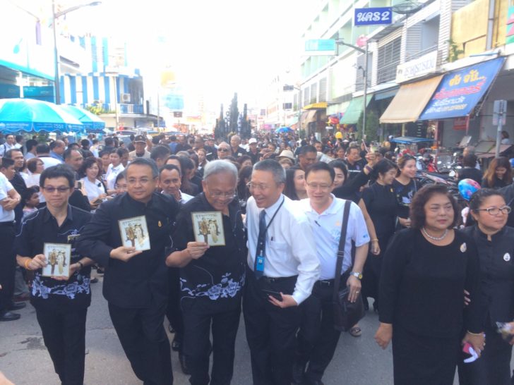 “สุเทพ” นำแห่ชักพระร่วมกับผู้ว่าฯสุราษฎร์ฯ แต่งไว้ทุกข์แสดงอาลัย-งดงานรื่นเริง