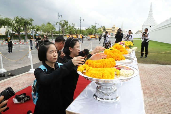 จนท.เปิดจุดคัดกรอง 2 จุดให้ประชาชนวางดอกไม้สักการะ ร.9 หน้าพระบรมมหาราชวัง