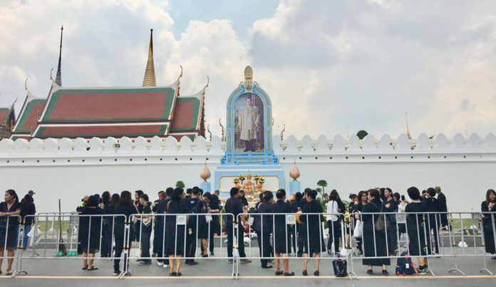 ประชาชนหลั่งไหลถวายสักการะพระบรมฉายาลักษณ์ ร.9 ช่างฝีมือร้อยตาข่ายหน้าช้างประดับซุ้ม