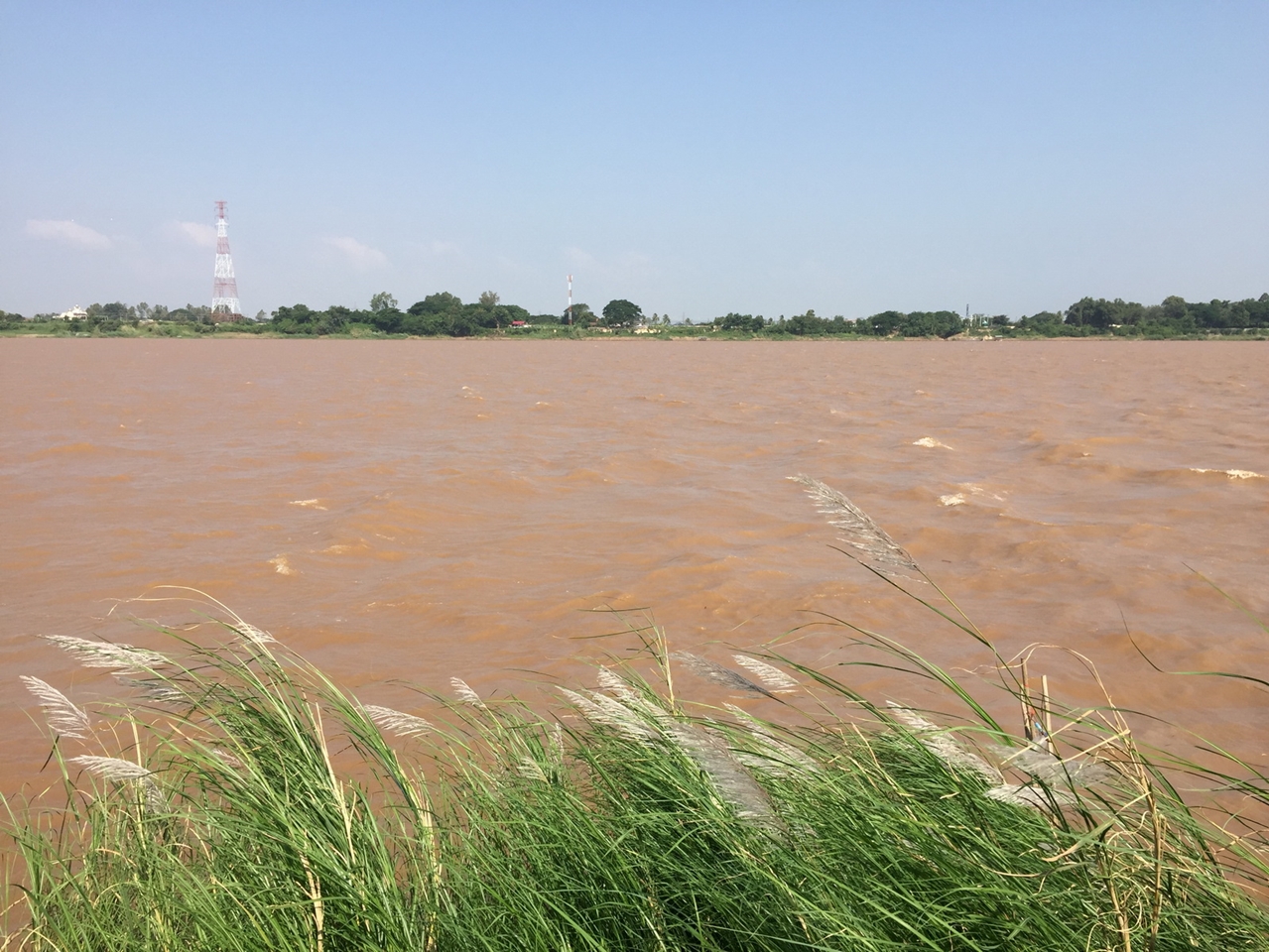 “หนองคาย” อากาศเริ่มหนาว เกิดคลื่นลมแรงแม่น้ำโขง กระทบเรือสัญจร-ชาวบ้านประกอบอาชีพหาปลา