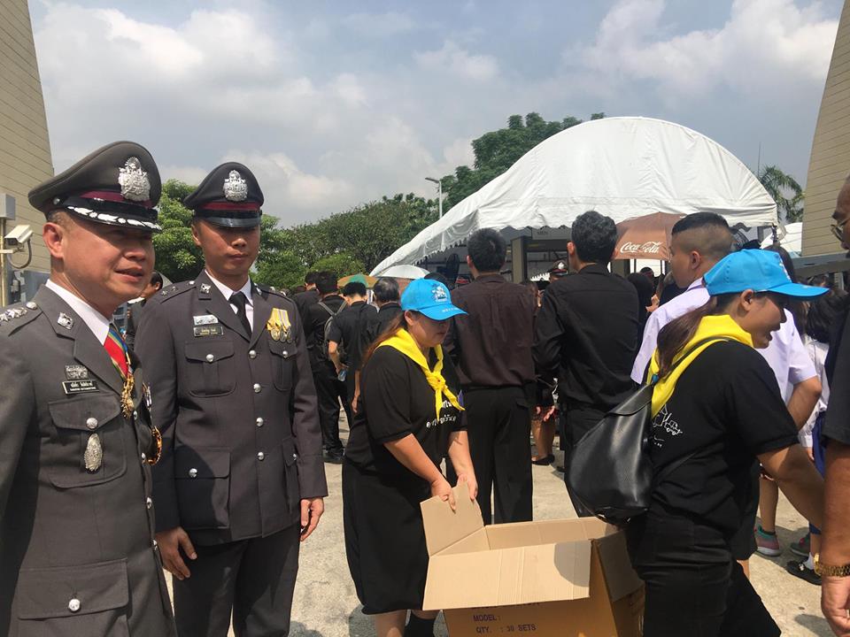 ปชช.ร่วมถวายดอกไม้จันทน์ซุ้มเซ็นทรัลพระราม2 เเถวยาวกว่า 2 กม. จนท.-จิตอาสาอำนวยความสะดวกตลอดเส้นทาง
