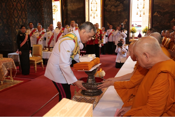 ร.10 เสด็จฯ ถวายผ้าพระกฐินวัดบวรฯ-วัดอรุณฯ