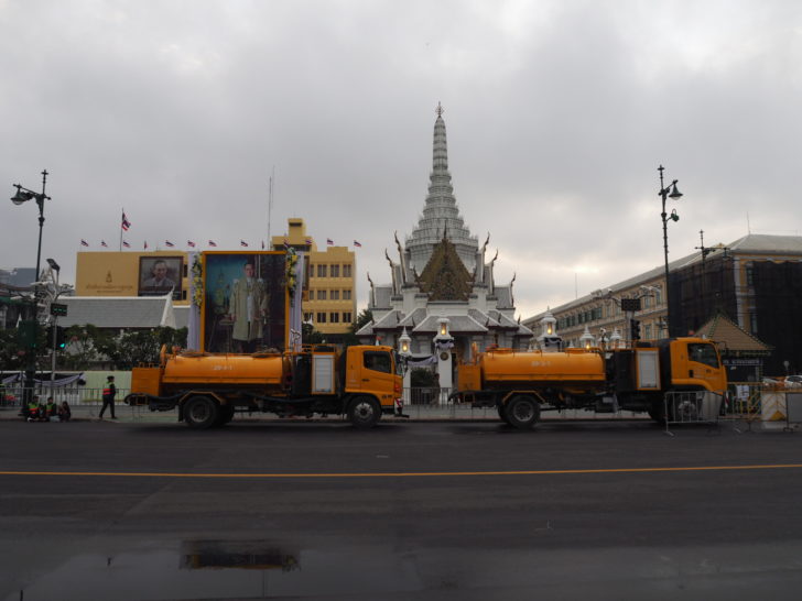จนท.ทำความสะอาดพื้นที่สนามหลวงหลังปิดสักการะพระบรมศพ ยอดปชช. 337 วัน รวมทั้งสิ้น 12,739,531 คน