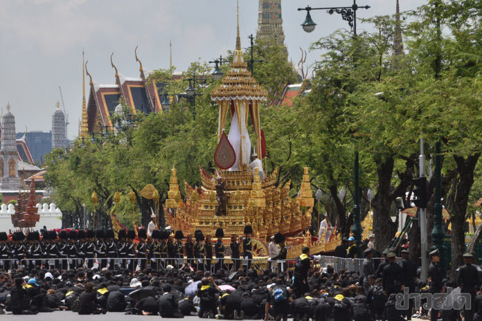 พสกนิกรล้นสองฝั่งถนน สุดอาลัย ก้มกราบพระมหาพิชัยราชรถ-สำนึกในพระมหากรุณาธิคุณ
