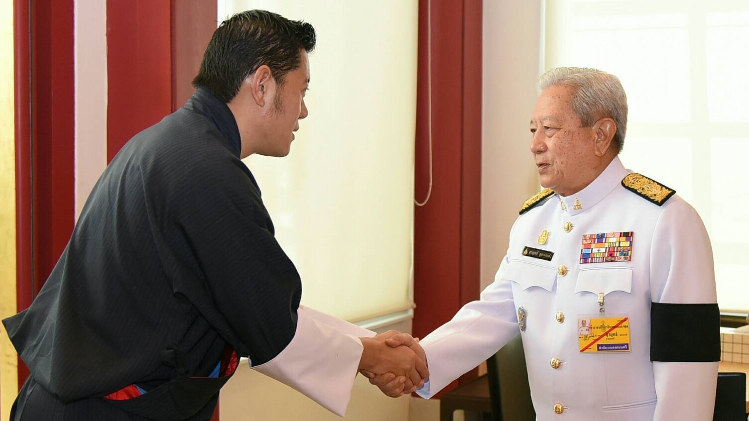 “กษัตริย์จิกมี-พระราชินี” เสด็จถึงไทยร่วมพิธีถวายพระเพลิงฯ ในหลวง ร.9