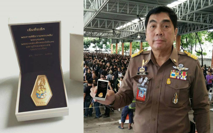ปชช.กว่า 2 หมื่นต่อคิวซื้อเข็มที่ระลึกพระราชพิธีถวายพระเพลิงพระบรมศพ ร.9