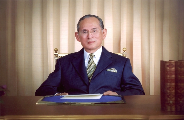 ตามรอยพระยุคลบาทในหลวง ร.9-