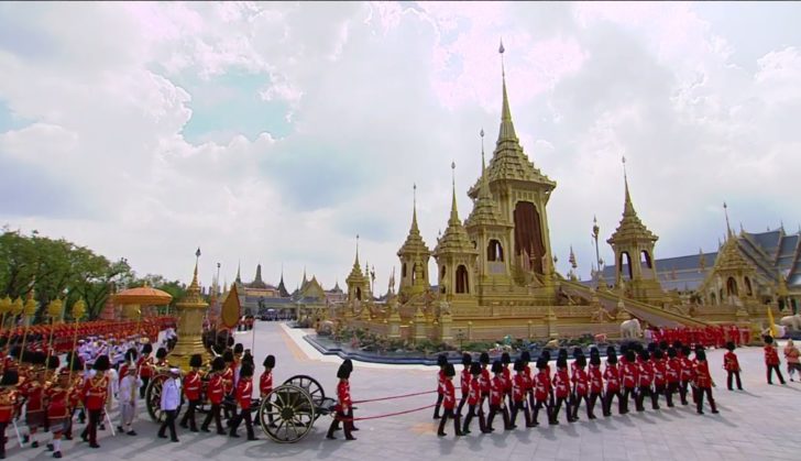 อัญเชิญพระบรมโกศเวียนพระเมรุมาศโดยอุตราวัฏ (เวียนซ้าย) 3 รอบ