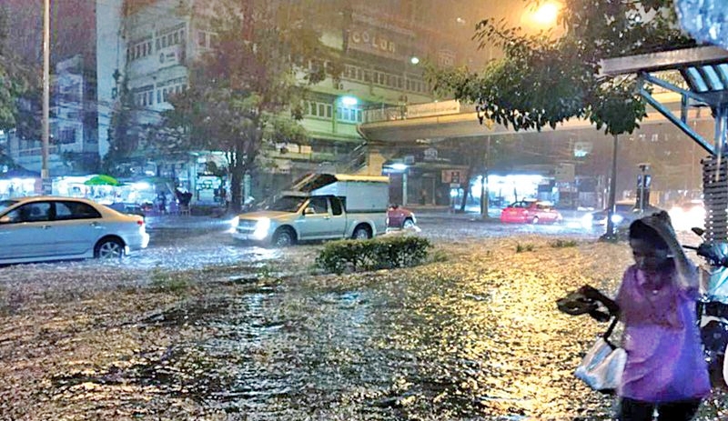 ฝนตกหนักบ่อย! 10 วิธีขับรถลุยน้ำท่วม ลดเสี่ยงเครื่องยนต์พัง
