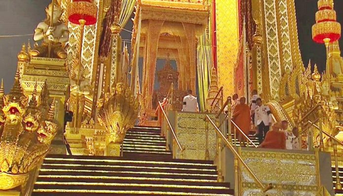 ในหลวง-พระบรมวงศานุวงศ์ เสด็จฯขึ้นพระเมรุมาศถวายพระเพลิงพระบรมศพ