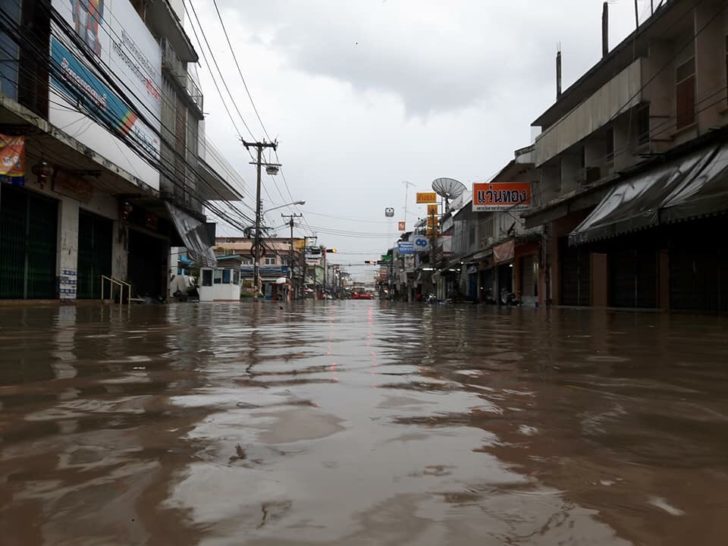 พิจิตรฝนตกหนักหลายชั่วโมง น้ำท่วมย่านเศรษฐกิจ ร้านค้าขนของหนีน้ำอลหม่าน