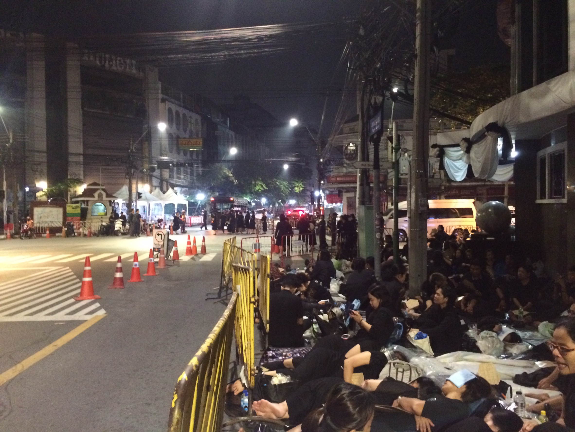 จนท.ประกาศพื้นที่รอบสนามหลวงเต็มแล้ว ประชาชนในเเถวแยกย้ายหาจุดหมายใหม่