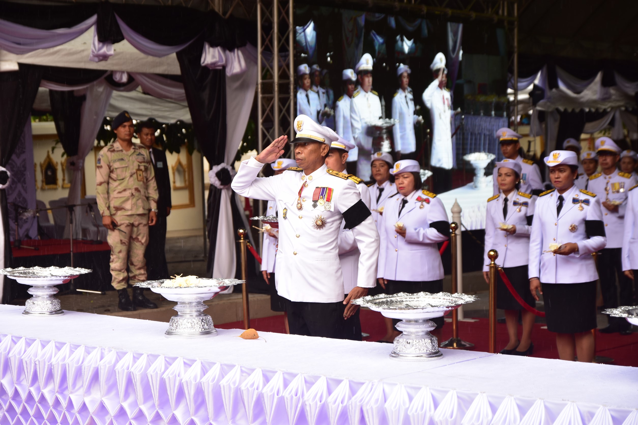 ชาวกะทู้-ชาวถลางจำนวนมาก ร่วมพิธีถวายดอกไม้จันทน์ ในงานพระราชพิธีถวายพระเพลิงฯ ในหลวงร.9