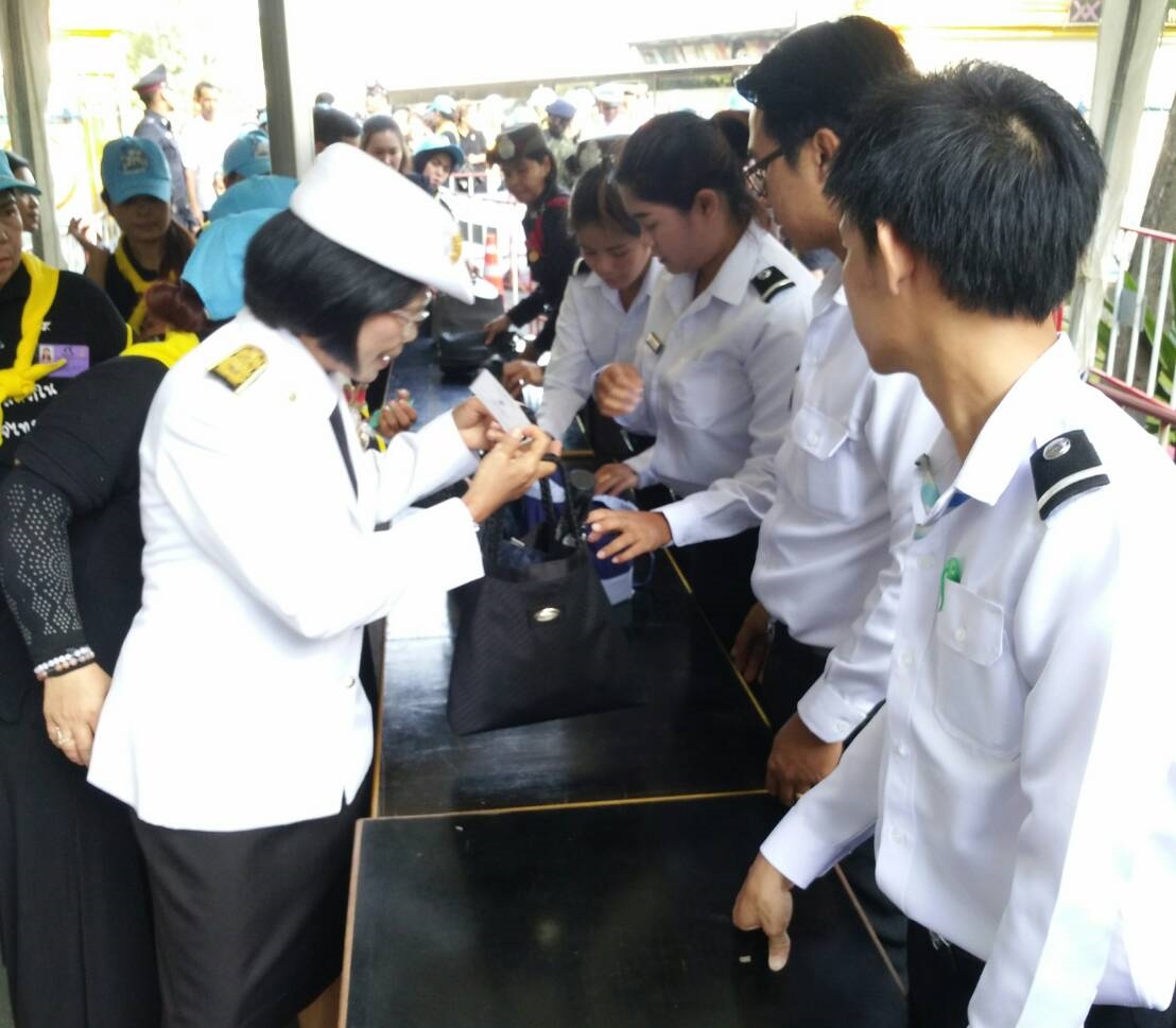สนามบินภูเก็ต สนับสนุนเครื่องตรวจจับโลหะ-เจ้าหน้าที่ประจำจุดคัดกรองเข้าพิธีถวายดอกไม้จันทน์