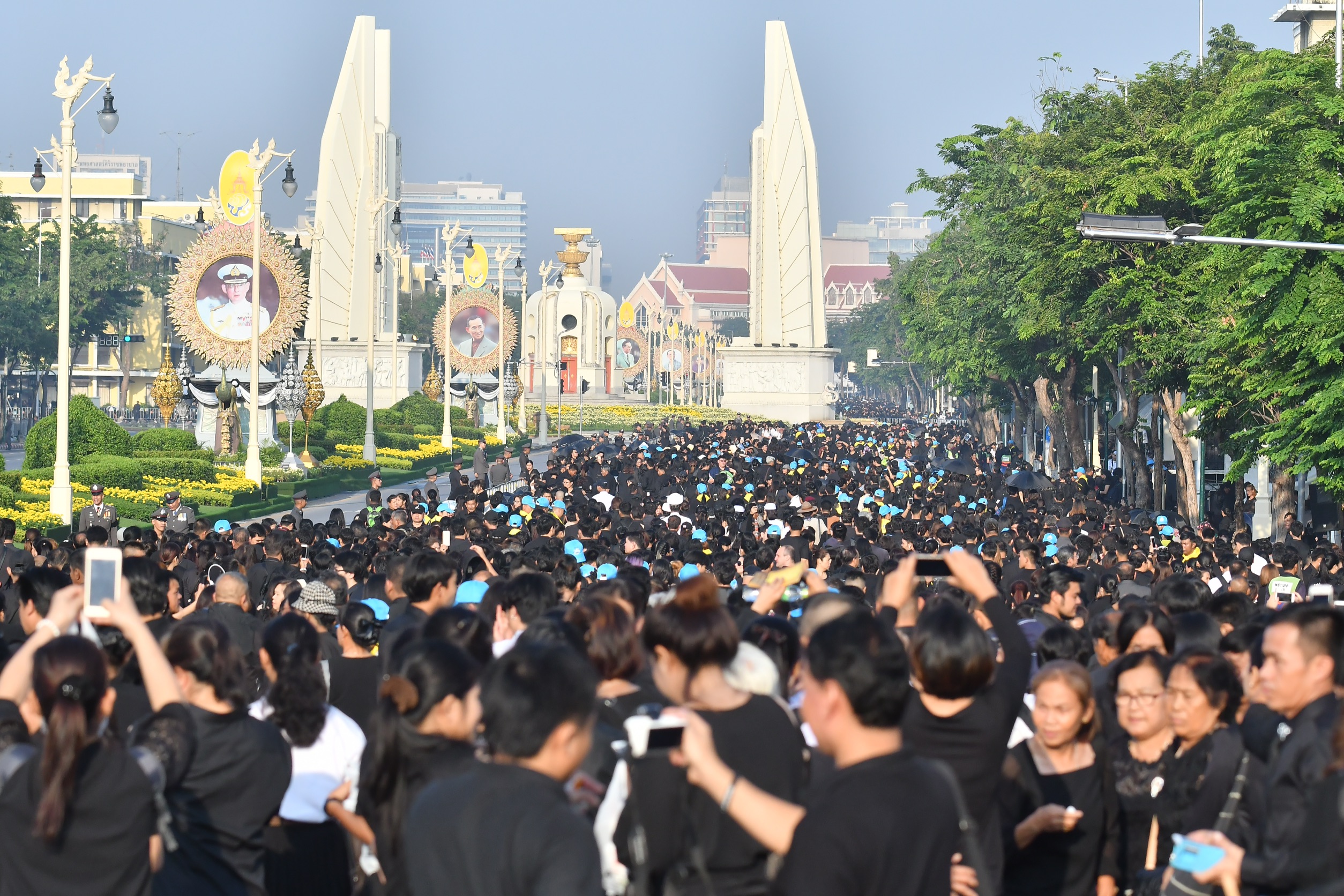 รวมภาพบรรยากาศ พสกนิกรหลั่งไหลถวายดอกไม้จันทน์ แสดงความอาลัยถึงในหลวง ร.9