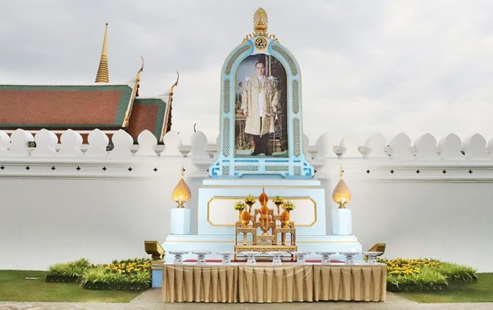 ร.10โปรดเกล้าฯจัดทำซุ้มพระบรมฉายาลักษณ์ร.9 ให้ปชช.ถวายดอกไม้สักการะ