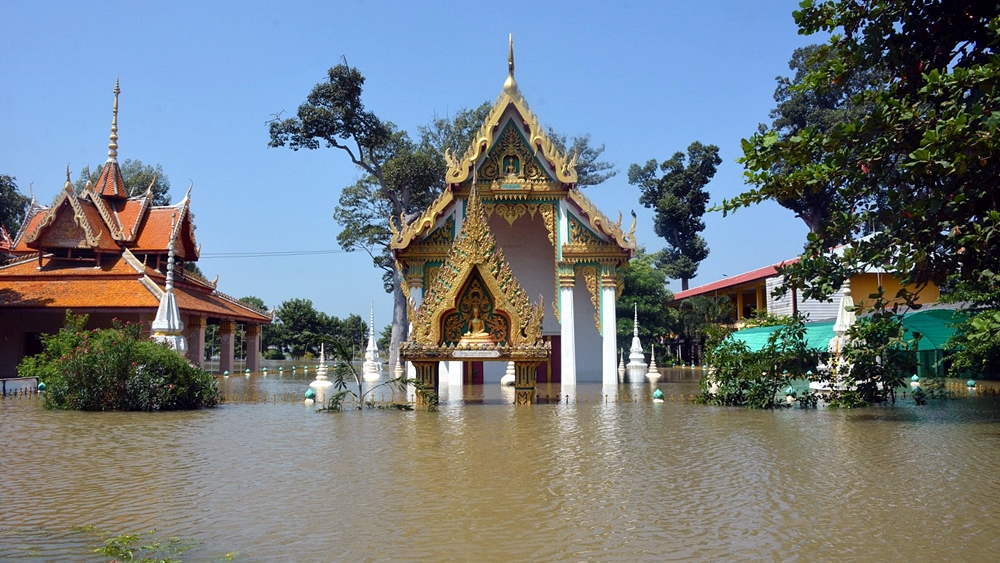 อ่างทองอ่วมเจ้าพระยาทะลักท่วม บ้าน วัด โรงเรียน