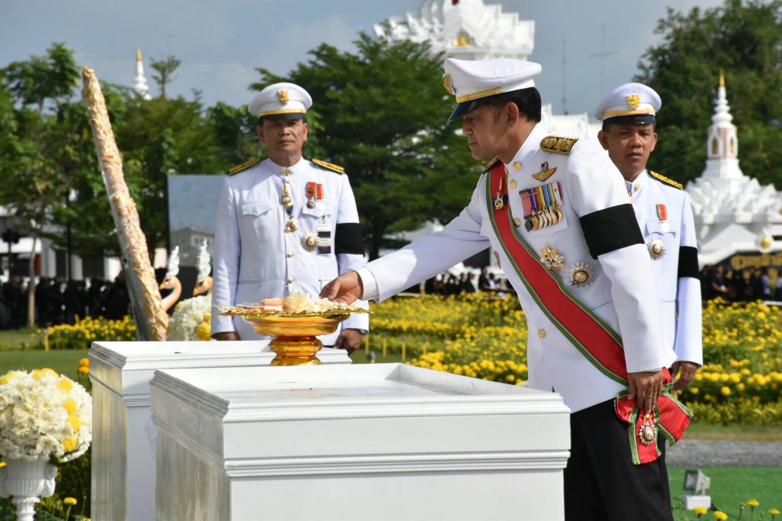 ชาวนครศรีธรรมราชร่วม 3 หมื่นคนถวายดอกไม้จันทน์แน่นสนามหน้าเมืองคอน
