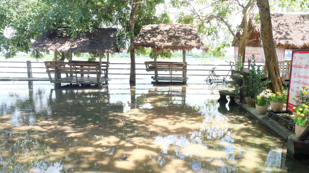 ท่วมแล้ว! 5 หมู่บ้าน 200 หลังคาเรือน ในอุทัยธานี ปชช.ต้องใช้เรือพายสัญจรไปมา