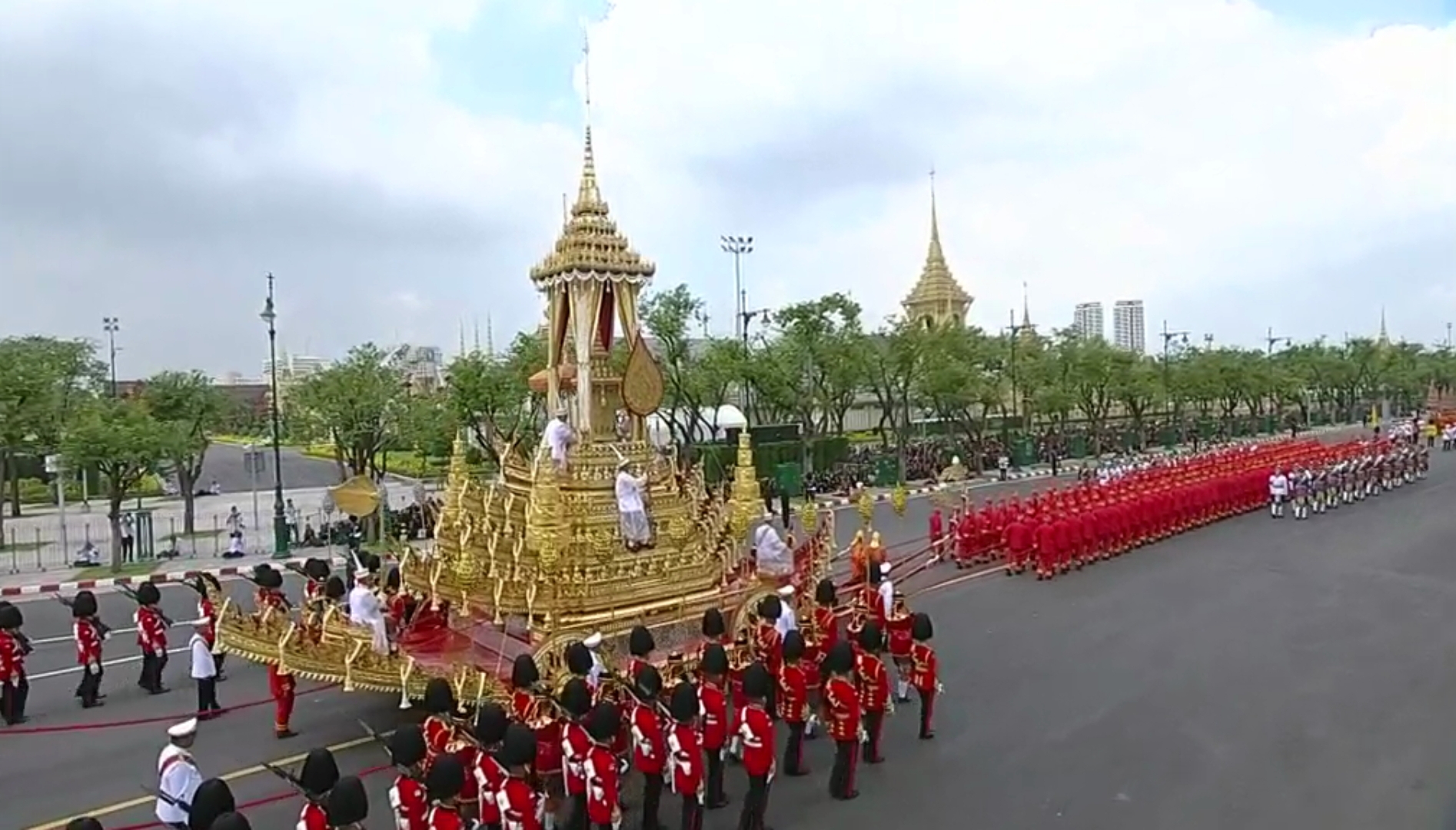 ชมภาพชุด “พิธีอัญเชิญพระบรมโกศไปพระเมรุมาศ”