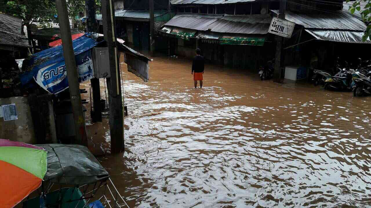 ตลาดชายแดนแม่สาย-เมียนมาอ่วม ฝนตกหนักท่วมกะทันหัน ร้านค้าเร่งขนย้ายข้าวของจ้าละหวั่น