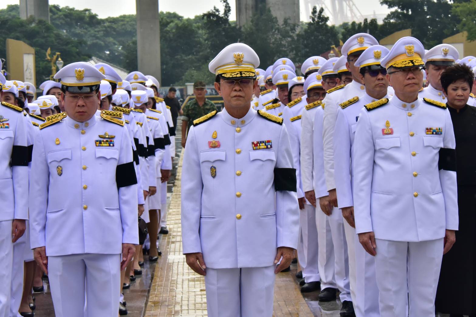 “อาคม” นำผู้บริหาร ก.คมนาคมวางพวงมาลาถวายสักการะและบำเพ็ญกุศลถวายพระราชกุศล ครบรอบ 1 ปี วันสวรรคต ร.9