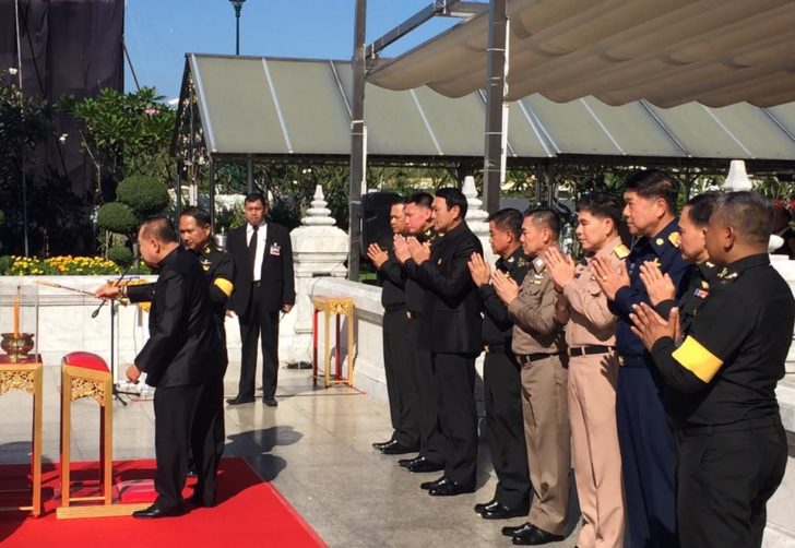 ‘ประวิตร’นำผบ.เหล่าทัพสักการะสิ่งศักดิ์สิทธิ์ศาลหลักเมือง ให้งานพระราชพิธีฯราบรื่น-สมพระเกียรติ