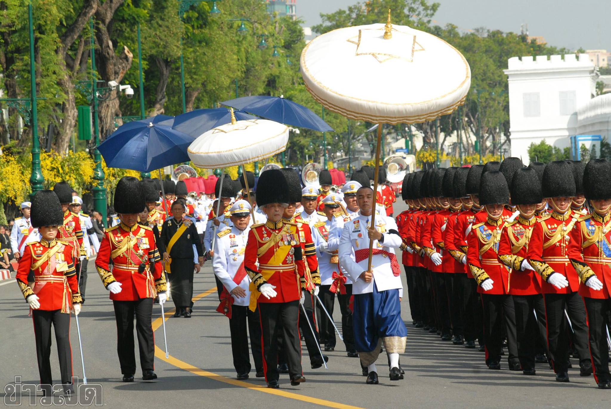 “สมเด็จพระเจ้าอยู่หัว-สมเด็จพระเทพฯ” เสด็จพระราชดำเนินเข้าขบวนตามพระบรมโกศ