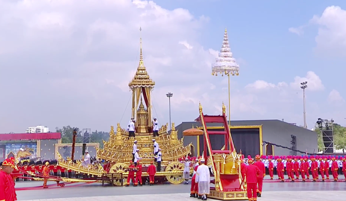 เลื่อนอัญเชิญพระโกศลงจากพระมหาพิชัยราชรถ ประดิษฐานบนราชรถปืนใหญ่